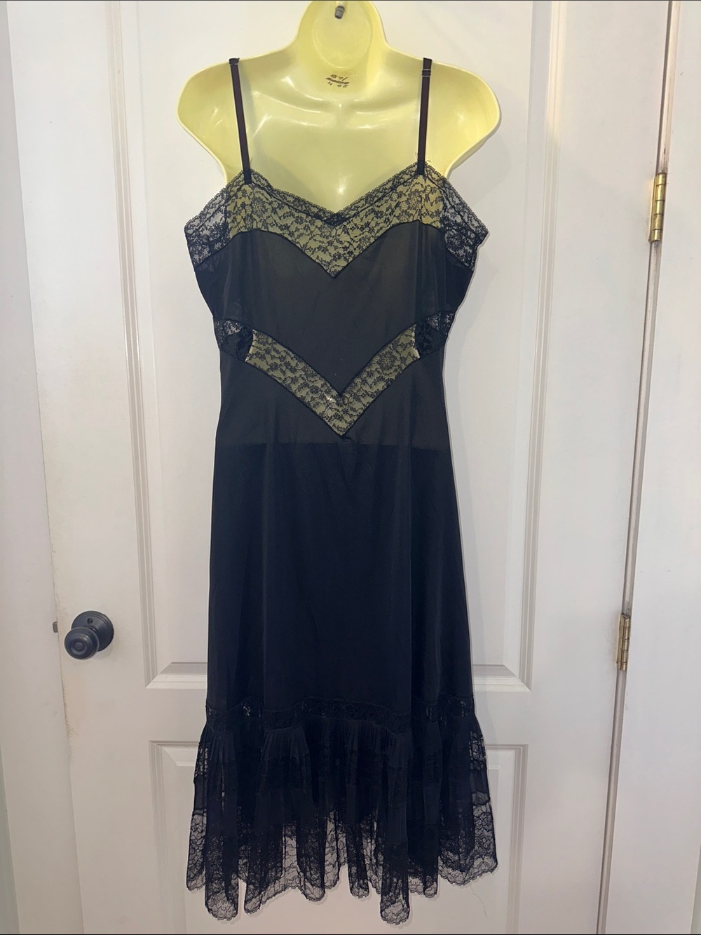 Vtg  50s/60s‎ Van Raalte Black Lace Slip with V-Neck & Wide Lace Hem - Picture 5 of 8